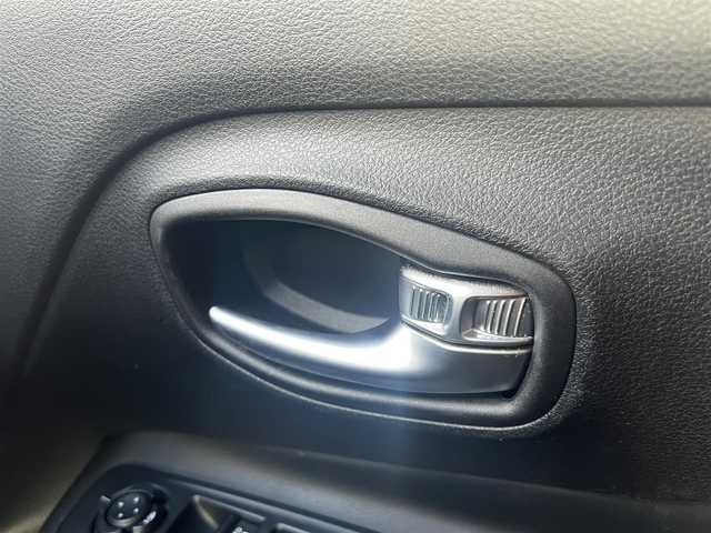 クライスラー・ジープ ジープ レネゲード リミテッド 鹿児島県 2017(平29)年 5.9万km ブラック 社外メモリナビ（AVIC-RL901）/・フルセグ/・Bluetooth接続/・CD/DVD/・AM/FM/・MSV（SD）/・USB/本革（ブラック）/パワーシート（運転席＋助手席）/シートヒーター（運転席＋助手席）/ステアリングヒーター/ルーフレール/アダプティブクルーズコントロール/衝突被害軽減システム/後コーナーセンサー/バックカメラ/ブラインドスポットモニター/キセノンヘッドライト/前後フォグランプ/オートライト