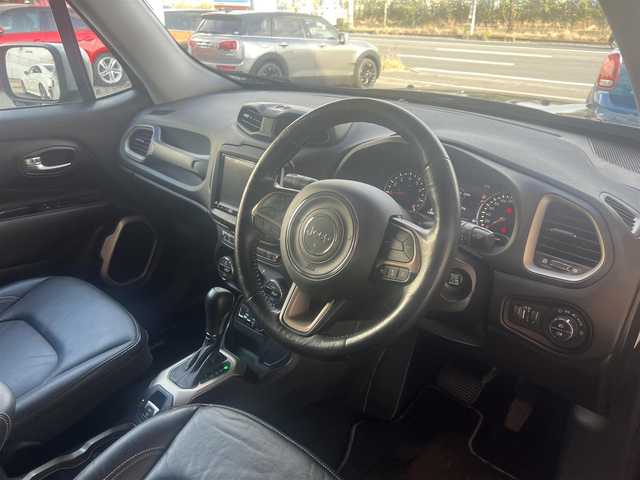 クライスラー・ジープ ジープ レネゲード リミテッド 鹿児島県 2017(平29)年 5.9万km ブラック 社外メモリナビ（AVIC-RL901）/・フルセグ/・Bluetooth接続/・CD/DVD/・AM/FM/・MSV（SD）/・USB/本革（ブラック）/パワーシート（運転席＋助手席）/シートヒーター（運転席＋助手席）/ステアリングヒーター/ルーフレール/アダプティブクルーズコントロール/衝突被害軽減システム/後コーナーセンサー/バックカメラ/ブラインドスポットモニター/キセノンヘッドライト/前後フォグランプ/オートライト