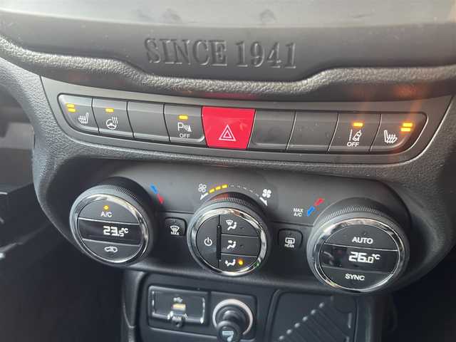 クライスラー・ジープ ジープ レネゲード リミテッド 鹿児島県 2017(平29)年 5.9万km ブラック 社外メモリナビ（AVIC-RL901）/・フルセグ/・Bluetooth接続/・CD/DVD/・AM/FM/・MSV（SD）/・USB/本革（ブラック）/パワーシート（運転席＋助手席）/シートヒーター（運転席＋助手席）/ステアリングヒーター/ルーフレール/アダプティブクルーズコントロール/衝突被害軽減システム/後コーナーセンサー/バックカメラ/ブラインドスポットモニター/キセノンヘッドライト/前後フォグランプ/オートライト