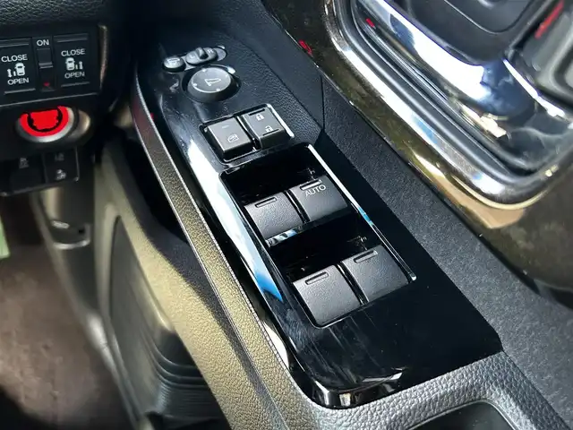 ホンダ Ｎ ＢＯＸ カスタム G L ターボ ホンダセンシング 福島県 2017(平29)年 4.2万km プレミアムホワイトパールⅡ ホンダセンシング/衝突軽減ブレーキ〈CMBS〉/誤発進抑制機能/後方誤発進抑制機能/歩行者事故低減ステアリング/路外逸脱抑制機能/アダプティブクルーズコントロール〈ACC〉/車線維持支援システム〈LKAS〉/オートハイビーム/先行車発進お知らせ機能/標識認識機能/社外ナビゲーション/型番：MDV-Z704/【CD/DVD/SD/BT/TV】/バックカメラ/ドライブレコーダー/ビルトインETC/両側電動スライドドア/パドルシフト/ステアリングリモコン/LEDオートライト/LEDフォグランプ/リアドアサンシェード/ドアバイザー