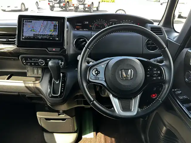 ホンダ Ｎ ＢＯＸ カスタム G L ターボ ホンダセンシング 福島県 2017(平29)年 4.2万km プレミアムホワイトパールⅡ ホンダセンシング/衝突軽減ブレーキ〈CMBS〉/誤発進抑制機能/後方誤発進抑制機能/歩行者事故低減ステアリング/路外逸脱抑制機能/アダプティブクルーズコントロール〈ACC〉/車線維持支援システム〈LKAS〉/オートハイビーム/先行車発進お知らせ機能/標識認識機能/社外ナビゲーション/型番：MDV-Z704/【CD/DVD/SD/BT/TV】/バックカメラ/ドライブレコーダー/ビルトインETC/両側電動スライドドア/パドルシフト/ステアリングリモコン/LEDオートライト/LEDフォグランプ/リアドアサンシェード/ドアバイザー