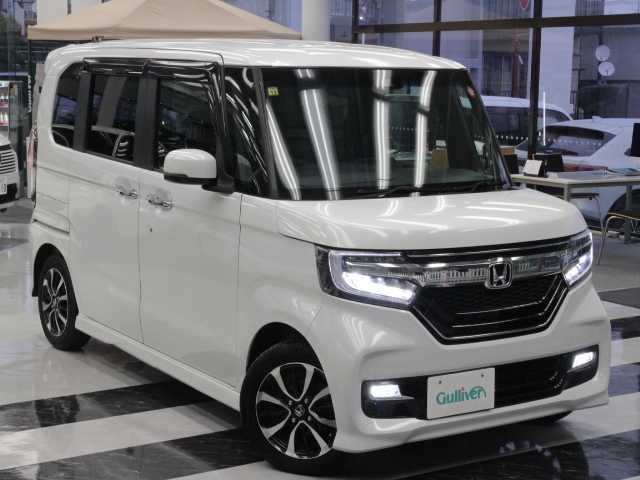 ホンダ Ｎ ＢＯＸ カスタム G L ホンダセンシング 千葉県 2018(平30)年 1.8万km プラチナホワイトパール 純正ナビ/・AM/FM/CD/DVD/Bluetooth/AUX/フルセグTV/バックカメラ /純正フロアマット/純正ドアバイザー/純正15インチAW/ビルトインETC/スマートキー×2本/レーダークルーズコントロール/レーンキープアシスト/衝突軽減ブレーキ/LEDヘッドライト/オートライト/パワースライドドア/取扱説明書/保証書