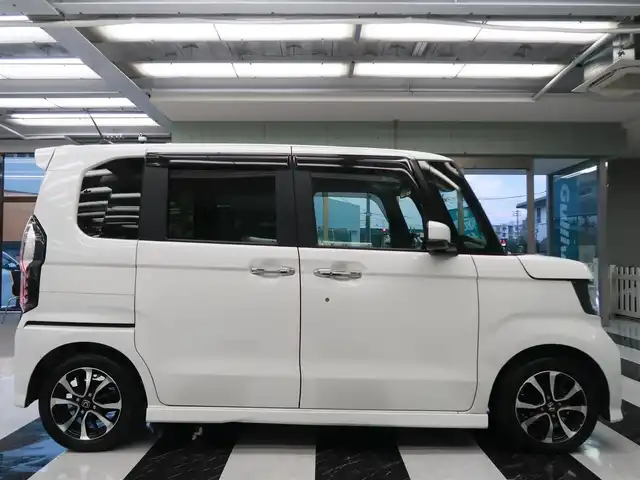 ホンダ Ｎ ＢＯＸ カスタム G L ホンダセンシング 千葉県 2018(平30)年 1.8万km プラチナホワイトパール 純正ナビ/・AM/FM/CD/DVD/Bluetooth/AUX/フルセグTV/バックカメラ /純正フロアマット/純正ドアバイザー/純正15インチAW/ビルトインETC/スマートキー×2本/レーダークルーズコントロール/レーンキープアシスト/衝突軽減ブレーキ/LEDヘッドライト/オートライト/パワースライドドア/取扱説明書/保証書