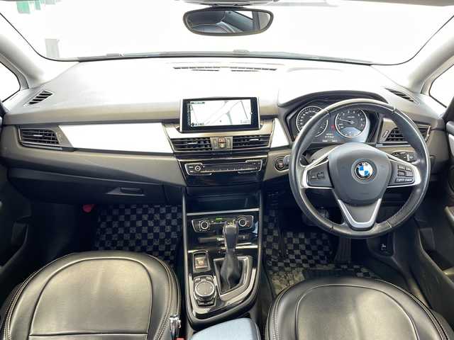 ＢＭＷ ２１８ｉ アクティブツアラー 愛媛県 2015(平27)年 7.7万km 白 純正ナビ/・CD/DVD再生/・Bluetooth接続/・HDDミュージックサーバー/・AM/FM/バックカメラ/ETC/インテリジェントセーフティ/・衝突被害軽減システム/・歩行者警告/・車線逸脱警告/・横滑り防止装置/前方ドライブレコーダー/革調シートカバー/純正16インチアルミホイール/スマートキー/プッシュスタート