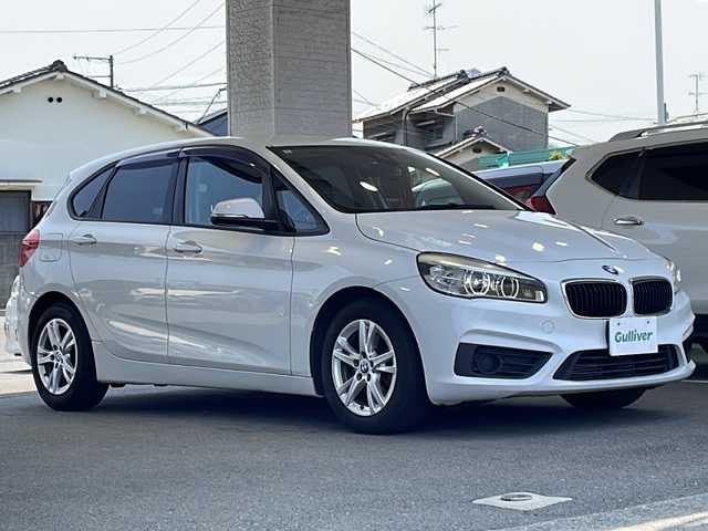ＢＭＷ ２１８ｉ アクティブツアラー 愛媛県 2015(平27)年 7.7万km 白 純正ナビ/・CD/DVD再生/・Bluetooth接続/・HDDミュージックサーバー/・AM/FM/バックカメラ/ETC/インテリジェントセーフティ/・衝突被害軽減システム/・歩行者警告/・車線逸脱警告/・横滑り防止装置/前方ドライブレコーダー/革調シートカバー/純正16インチアルミホイール/スマートキー/プッシュスタート