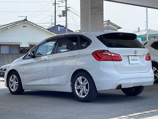 ＢＭＷ ２１８ｉ アクティブツアラー 愛媛県 2015(平27)年 7.7万km 白 純正ナビ/・CD/DVD再生/・Bluetooth接続/・HDDミュージックサーバー/・AM/FM/バックカメラ/ETC/インテリジェントセーフティ/・衝突被害軽減システム/・歩行者警告/・車線逸脱警告/・横滑り防止装置/前方ドライブレコーダー/革調シートカバー/純正16インチアルミホイール/スマートキー/プッシュスタート