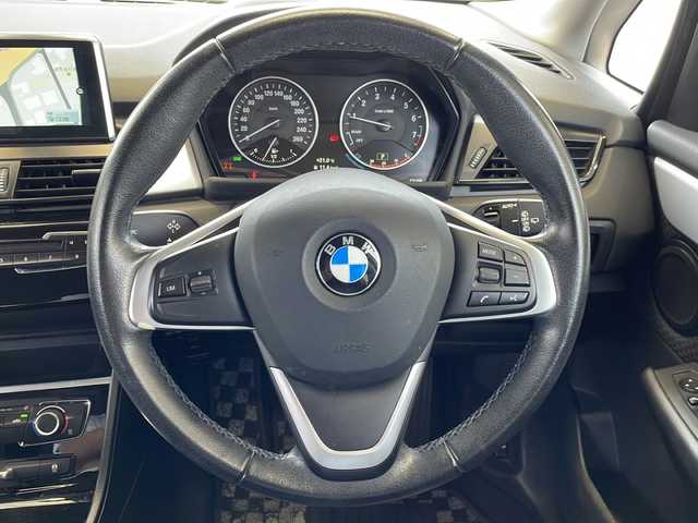 ＢＭＷ ２１８ｉ アクティブツアラー 愛媛県 2015(平27)年 7.7万km 白 純正ナビ/・CD/DVD再生/・Bluetooth接続/・HDDミュージックサーバー/・AM/FM/バックカメラ/ETC/インテリジェントセーフティ/・衝突被害軽減システム/・歩行者警告/・車線逸脱警告/・横滑り防止装置/前方ドライブレコーダー/革調シートカバー/純正16インチアルミホイール/スマートキー/プッシュスタート