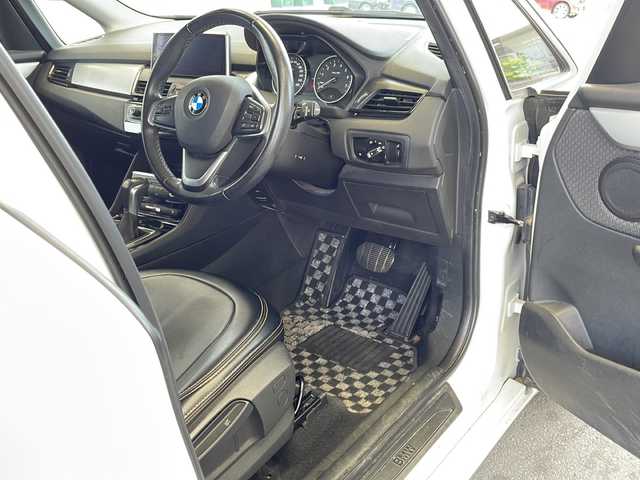 ＢＭＷ ２１８ｉ アクティブツアラー 愛媛県 2015(平27)年 7.7万km 白 純正ナビ/・CD/DVD再生/・Bluetooth接続/・HDDミュージックサーバー/・AM/FM/バックカメラ/ETC/インテリジェントセーフティ/・衝突被害軽減システム/・歩行者警告/・車線逸脱警告/・横滑り防止装置/前方ドライブレコーダー/革調シートカバー/純正16インチアルミホイール/スマートキー/プッシュスタート