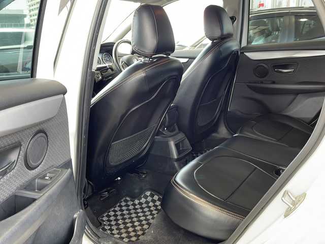 ＢＭＷ ２１８ｉ アクティブツアラー 愛媛県 2015(平27)年 7.7万km 白 純正ナビ/・CD/DVD再生/・Bluetooth接続/・HDDミュージックサーバー/・AM/FM/バックカメラ/ETC/インテリジェントセーフティ/・衝突被害軽減システム/・歩行者警告/・車線逸脱警告/・横滑り防止装置/前方ドライブレコーダー/革調シートカバー/純正16インチアルミホイール/スマートキー/プッシュスタート