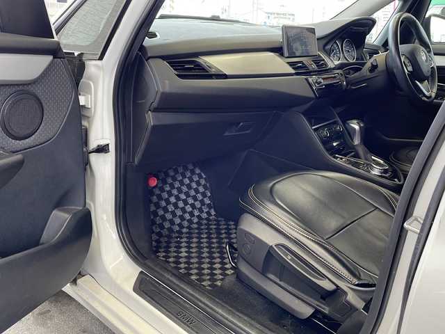 ＢＭＷ ２１８ｉ アクティブツアラー 愛媛県 2015(平27)年 7.7万km 白 純正ナビ/・CD/DVD再生/・Bluetooth接続/・HDDミュージックサーバー/・AM/FM/バックカメラ/ETC/インテリジェントセーフティ/・衝突被害軽減システム/・歩行者警告/・車線逸脱警告/・横滑り防止装置/前方ドライブレコーダー/革調シートカバー/純正16インチアルミホイール/スマートキー/プッシュスタート