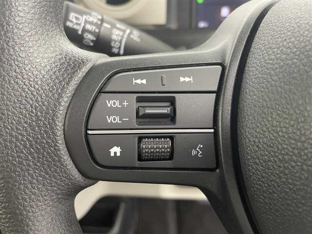 ホンダ Ｎ ＢＯＸ 富山県 2025(令7)年 0.2万km プラチナホワイトパール 純正8型ナビ（AM/FM/BT/USB/フルセグ）/バックカメラ/ETC/片側パワースライドドア/シートヒーター/衝突被害軽減システム/レーダークルーズコントロール/レーンキープアシスト/コーナーセンサー/横滑り防止装置/オートLEDライト/純正フロアマット/オートホールド付電子パーキング/ステアリングスイッチ/スマートキー/スペアキー