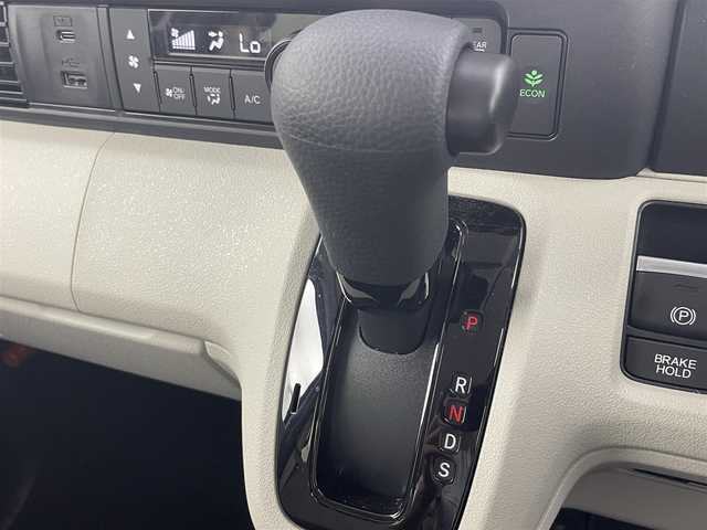 ホンダ Ｎ ＢＯＸ 富山県 2025(令7)年 0.2万km プラチナホワイトパール 純正8型ナビ（AM/FM/BT/USB/フルセグ）/バックカメラ/ETC/片側パワースライドドア/シートヒーター/衝突被害軽減システム/レーダークルーズコントロール/レーンキープアシスト/コーナーセンサー/横滑り防止装置/オートLEDライト/純正フロアマット/オートホールド付電子パーキング/ステアリングスイッチ/スマートキー/スペアキー