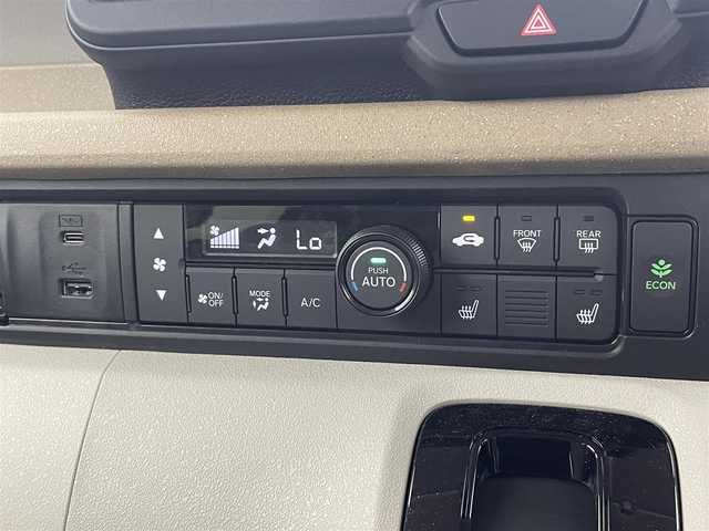 ホンダ Ｎ ＢＯＸ 富山県 2025(令7)年 0.2万km プラチナホワイトパール 純正8型ナビ（AM/FM/BT/USB/フルセグ）/バックカメラ/ETC/片側パワースライドドア/シートヒーター/衝突被害軽減システム/レーダークルーズコントロール/レーンキープアシスト/コーナーセンサー/横滑り防止装置/オートLEDライト/純正フロアマット/オートホールド付電子パーキング/ステアリングスイッチ/スマートキー/スペアキー