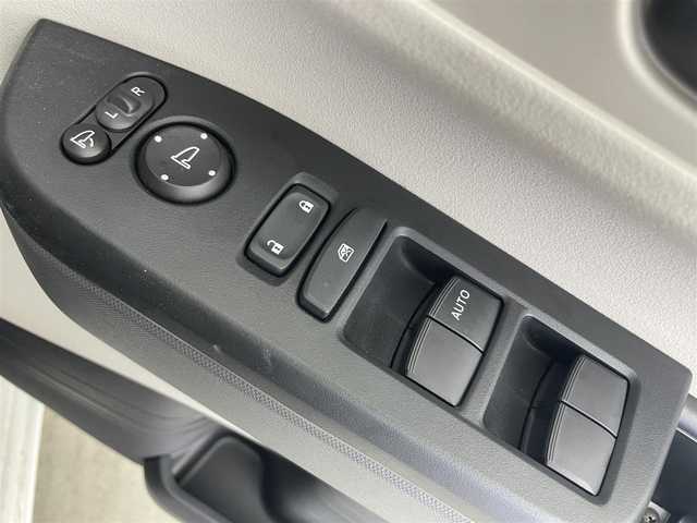 ホンダ Ｎ ＢＯＸ 富山県 2025(令7)年 0.2万km プラチナホワイトパール 純正8型ナビ（AM/FM/BT/USB/フルセグ）/バックカメラ/ETC/片側パワースライドドア/シートヒーター/衝突被害軽減システム/レーダークルーズコントロール/レーンキープアシスト/コーナーセンサー/横滑り防止装置/オートLEDライト/純正フロアマット/オートホールド付電子パーキング/ステアリングスイッチ/スマートキー/スペアキー