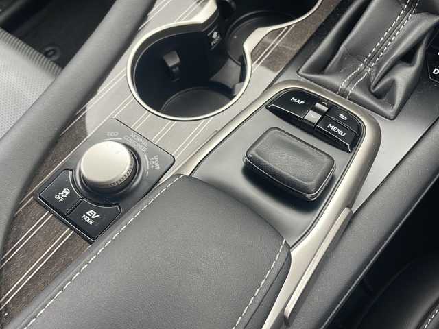 レクサス ＲＸ 450h Fスポーツ 福島県 2016(平28)年 7.2万km ホワイトノーヴァガラスフレーク レクサスセーフティセンス/・プリクラッシュセーフティ/・レーダークルーズコントロール/・車線逸脱警報装置/・アダプティブハイビーム/・コーナーセンサー/・BSM/純正ナビ/・フルセグTV/CD/DVD/BT/AUX/USB/FM/AM/・バックカメラ/・アラウンドビューモニター/ビルトインETC2.0/前後ドラレコ/・型番：ZDR048/レザーシート/・D+N席パワーシート/・シートヒーター/・エアシート/・メモリーシート/革張りステアリング/・ステアリングスイッチ/・パドルシフト/・ステアリングヒーター/サンルーフ/電動リアゲート/ヘッドアップディスプレイ/電子パーキング/・オートブレーキホールド/電動格納ミラー/・ウィンカーミラー/・オートミラー/プッシュスタート/・スマートキー/・スペアキー1本/LEDヘッドライト/・フォグランプ/・オートライト/純正フロアマット/ルーフレール