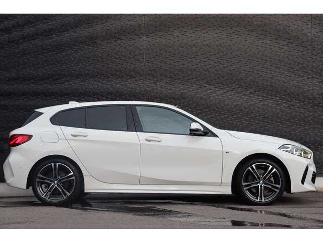 ＢＭＷ １１８ｉ Mスポーツ 大分県 2021(令3)年 2.9万km アルピンホワイトⅢ インテリジェントセーフティ/アダプティブクルーズコントロール/ブラインドスポットモニター/サンルーフ/純正ナビ/ＣａｒＰｌａｙ/Bluetooth/社外ＴＶ/ワイヤレス充電/バックカメラ/黒革/パワーシート/シートヒーター/ＬＥＤヘッドライト/オートハイビーム/純正１８インチＡＷ/ミラー一体型ＥＴＣ/純正ドライブレコーダー