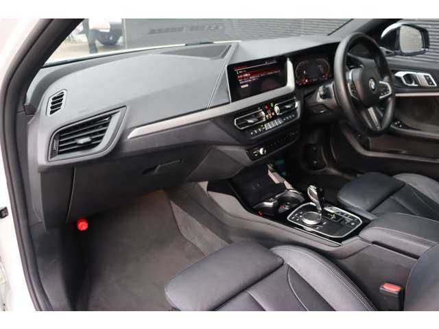 ＢＭＷ １１８ｉ Mスポーツ 大分県 2021(令3)年 2.9万km アルピンホワイトⅢ インテリジェントセーフティ/アダプティブクルーズコントロール/ブラインドスポットモニター/サンルーフ/純正ナビ/ＣａｒＰｌａｙ/Bluetooth/社外ＴＶ/ワイヤレス充電/バックカメラ/黒革/パワーシート/シートヒーター/ＬＥＤヘッドライト/オートハイビーム/純正１８インチＡＷ/ミラー一体型ＥＴＣ/純正ドライブレコーダー