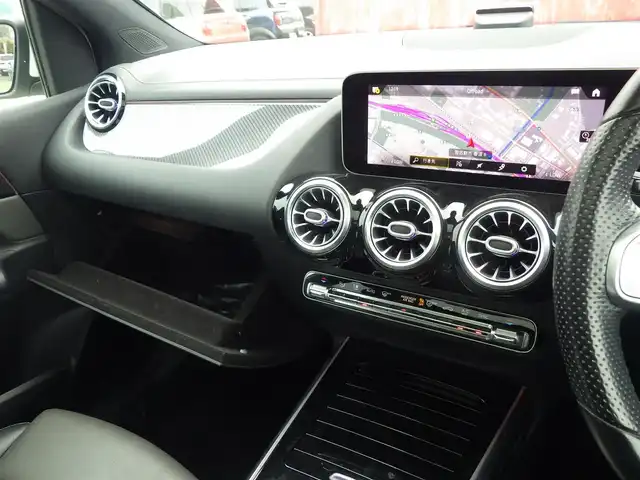 メルセデス・ベンツ Ｂ１８０ AMGライン 千葉県 2019(令1)年 4.5万km ポーラホワイト 225/45R18/アクティブブレーキアシスト/アクティブレーンキーピングアシスト/レーンチェンジアシスト/ブラインドスポットアシスト/アテンションアシスト/ディストロニック/パノラミックスライディングルーフ/ブラックレザーシート/前席パワーシート/シートヒーター/純正ナビ/地デジTV/【Bluetooth接続】/360°カメラ/ヘッドアップディスプレイ/革巻きステアリング/ステアリングスイッチ/ETC/LEDヘッドライト/ウインカーミラー/パークトロニック/純正18インチアルミホイル/サイド/カーテンエアバッグ/キーレスゴー