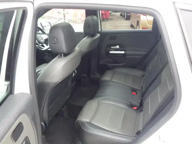 メルセデス・ベンツ Ｂ１８０ AMGライン 千葉県 2019(令1)年 4.5万km ポーラホワイト 225/45R18/アクティブブレーキアシスト/アクティブレーンキーピングアシスト/レーンチェンジアシスト/ブラインドスポットアシスト/アテンションアシスト/ディストロニック/パノラミックスライディングルーフ/ブラックレザーシート/前席パワーシート/シートヒーター/純正ナビ/地デジTV/【Bluetooth接続】/360°カメラ/ヘッドアップディスプレイ/革巻きステアリング/ステアリングスイッチ/ETC/LEDヘッドライト/ウインカーミラー/パークトロニック/純正18インチアルミホイル/サイド/カーテンエアバッグ/キーレスゴー