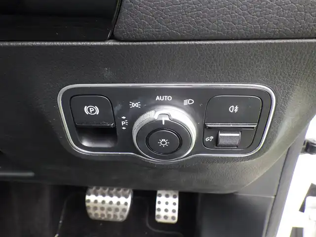 メルセデス・ベンツ Ｂ１８０ AMGライン 千葉県 2019(令1)年 4.5万km ポーラホワイト 225/45R18/アクティブブレーキアシスト/アクティブレーンキーピングアシスト/レーンチェンジアシスト/ブラインドスポットアシスト/アテンションアシスト/ディストロニック/パノラミックスライディングルーフ/ブラックレザーシート/前席パワーシート/シートヒーター/純正ナビ/地デジTV/【Bluetooth接続】/360°カメラ/ヘッドアップディスプレイ/革巻きステアリング/ステアリングスイッチ/ETC/LEDヘッドライト/ウインカーミラー/パークトロニック/純正18インチアルミホイル/サイド/カーテンエアバッグ/キーレスゴー