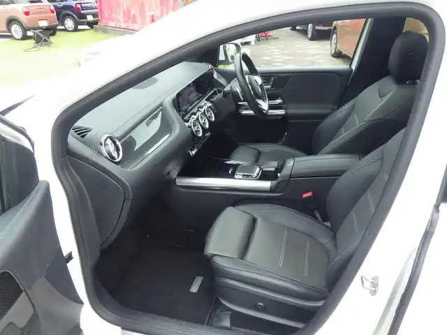 メルセデス・ベンツ Ｂ１８０ AMGライン 千葉県 2019(令1)年 4.5万km ポーラホワイト 225/45R18/アクティブブレーキアシスト/アクティブレーンキーピングアシスト/レーンチェンジアシスト/ブラインドスポットアシスト/アテンションアシスト/ディストロニック/パノラミックスライディングルーフ/ブラックレザーシート/前席パワーシート/シートヒーター/純正ナビ/地デジTV/【Bluetooth接続】/360°カメラ/ヘッドアップディスプレイ/革巻きステアリング/ステアリングスイッチ/ETC/LEDヘッドライト/ウインカーミラー/パークトロニック/純正18インチアルミホイル/サイド/カーテンエアバッグ/キーレスゴー