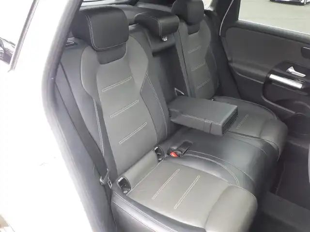 メルセデス・ベンツ Ｂ１８０ AMGライン 千葉県 2019(令1)年 4.5万km ポーラホワイト 225/45R18/アクティブブレーキアシスト/アクティブレーンキーピングアシスト/レーンチェンジアシスト/ブラインドスポットアシスト/アテンションアシスト/ディストロニック/パノラミックスライディングルーフ/ブラックレザーシート/前席パワーシート/シートヒーター/純正ナビ/地デジTV/【Bluetooth接続】/360°カメラ/ヘッドアップディスプレイ/革巻きステアリング/ステアリングスイッチ/ETC/LEDヘッドライト/ウインカーミラー/パークトロニック/純正18インチアルミホイル/サイド/カーテンエアバッグ/キーレスゴー