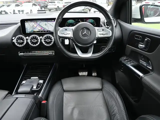 メルセデス・ベンツ Ｂ１８０ AMGライン 千葉県 2019(令1)年 4.5万km ポーラホワイト 225/45R18/アクティブブレーキアシスト/アクティブレーンキーピングアシスト/レーンチェンジアシスト/ブラインドスポットアシスト/アテンションアシスト/ディストロニック/パノラミックスライディングルーフ/ブラックレザーシート/前席パワーシート/シートヒーター/純正ナビ/地デジTV/【Bluetooth接続】/360°カメラ/ヘッドアップディスプレイ/革巻きステアリング/ステアリングスイッチ/ETC/LEDヘッドライト/ウインカーミラー/パークトロニック/純正18インチアルミホイル/サイド/カーテンエアバッグ/キーレスゴー