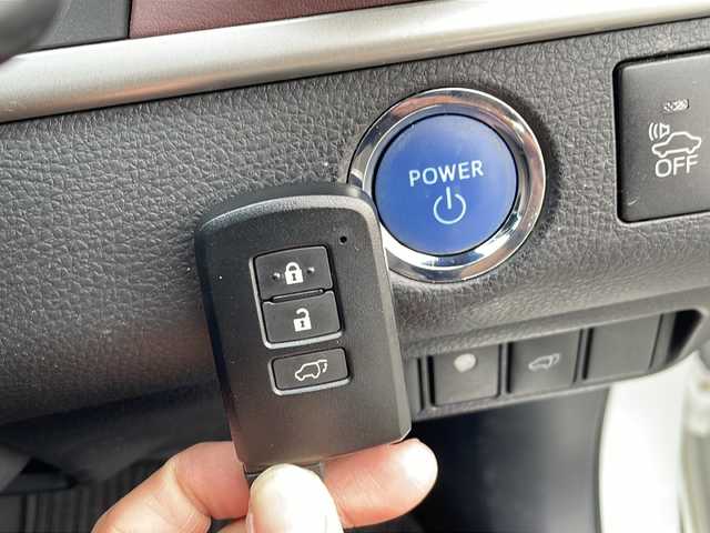 トヨタ ハリアー ハイブリッド プレミアム アドバンスドP 三重県 2015(平27)年 11.9万km ホワイトパールクリスタルシャイン 純正メーカーOPナビ/CD/DVD/フルセグTV/Bluetooth/AUX/全方位カメラ/JBLサウンド/革調シートカバー/D席パワーシート/前後ドライブレコーダー/レーンディパーチャーアラート/インテリジェントクリアランスソナー/プリクラッシュセーフティ/クルーズコントロール/パワーバックドア/純正フロアマット/ドアバイザー/プッシュスタート/純正ラゲッジマット/純正18インチアルミ