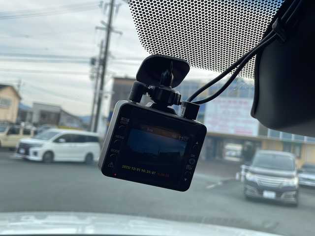 トヨタ ハリアー ハイブリッド プレミアム アドバンスドP 三重県 2015(平27)年 11.9万km ホワイトパールクリスタルシャイン 純正メーカーOPナビ/CD/DVD/フルセグTV/Bluetooth/AUX/全方位カメラ/JBLサウンド/革調シートカバー/D席パワーシート/前後ドライブレコーダー/レーンディパーチャーアラート/インテリジェントクリアランスソナー/プリクラッシュセーフティ/クルーズコントロール/パワーバックドア/純正フロアマット/ドアバイザー/プッシュスタート/純正ラゲッジマット/純正18インチアルミ