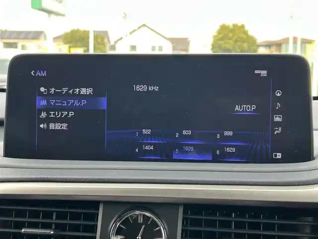 レクサス ＲＸ 450h Fスポーツ 群馬県 2022(令4)年 3.1万km ホワイトノーヴァガラスフレーク 純正メモリーナビ/（AM/FM/DISC/USB/Bluetooth/フルセグTV）/Lexus Safty System+/・プリクラッシュセーフティシステム/・レーントレーシングアシスト/・アダプティブハイビームシステム/・レーダークルーズコントロール/・ロードサインアシスト/・先行車発進告知機能/・ブラインドスポットモニター/パノラミックモニター/サンルーフ/ヘッドアップディスプレイ/Fスポ専用ステアリング/パドルシフト/ステアリングスイッチ/ステアリングヒーター/追従クルコン/ECO/NORMAL/SPORT切替/電子パーキングブレーキ/オートブレーキホールド/LEDヘッドライト/LEDフォグランプ/オートライト/オートハイビーム/オートワイパー/電格ウインカーミラー/ドアミラーヒーター/D+N席エアシート＆シートヒーター/D席シートメモリー機能付きパワーシート/純正自動防眩ミラー/純正フロアマット/純正20インチアルミ/アルミスポーツペダル/リアサンシェード/ビルトインETC2.0/バニティミラー/保証書/取扱説明書/スペアキー