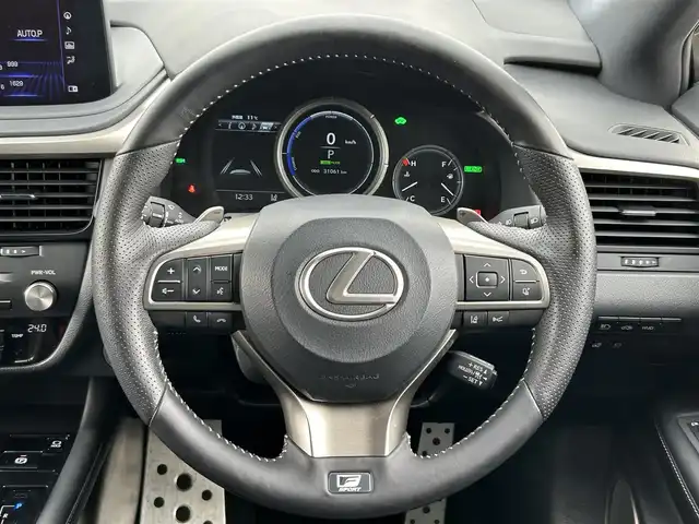 レクサス ＲＸ 450h Fスポーツ 群馬県 2022(令4)年 3.1万km ホワイトノーヴァガラスフレーク 純正メモリーナビ/（AM/FM/DISC/USB/Bluetooth/フルセグTV）/Lexus Safty System+/・プリクラッシュセーフティシステム/・レーントレーシングアシスト/・アダプティブハイビームシステム/・レーダークルーズコントロール/・ロードサインアシスト/・先行車発進告知機能/・ブラインドスポットモニター/パノラミックモニター/サンルーフ/ヘッドアップディスプレイ/Fスポ専用ステアリング/パドルシフト/ステアリングスイッチ/ステアリングヒーター/追従クルコン/ECO/NORMAL/SPORT切替/電子パーキングブレーキ/オートブレーキホールド/LEDヘッドライト/LEDフォグランプ/オートライト/オートハイビーム/オートワイパー/電格ウインカーミラー/ドアミラーヒーター/D+N席エアシート＆シートヒーター/D席シートメモリー機能付きパワーシート/純正自動防眩ミラー/純正フロアマット/純正20インチアルミ/アルミスポーツペダル/リアサンシェード/ビルトインETC2.0/バニティミラー/保証書/取扱説明書/スペアキー