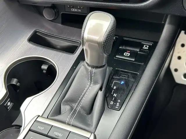 レクサス ＲＸ 450h Fスポーツ 群馬県 2022(令4)年 3.1万km ホワイトノーヴァガラスフレーク 純正メモリーナビ/（AM/FM/DISC/USB/Bluetooth/フルセグTV）/Lexus Safty System+/・プリクラッシュセーフティシステム/・レーントレーシングアシスト/・アダプティブハイビームシステム/・レーダークルーズコントロール/・ロードサインアシスト/・先行車発進告知機能/・ブラインドスポットモニター/パノラミックモニター/サンルーフ/ヘッドアップディスプレイ/Fスポ専用ステアリング/パドルシフト/ステアリングスイッチ/ステアリングヒーター/追従クルコン/ECO/NORMAL/SPORT切替/電子パーキングブレーキ/オートブレーキホールド/LEDヘッドライト/LEDフォグランプ/オートライト/オートハイビーム/オートワイパー/電格ウインカーミラー/ドアミラーヒーター/D+N席エアシート＆シートヒーター/D席シートメモリー機能付きパワーシート/純正自動防眩ミラー/純正フロアマット/純正20インチアルミ/アルミスポーツペダル/リアサンシェード/ビルトインETC2.0/バニティミラー/保証書/取扱説明書/スペアキー