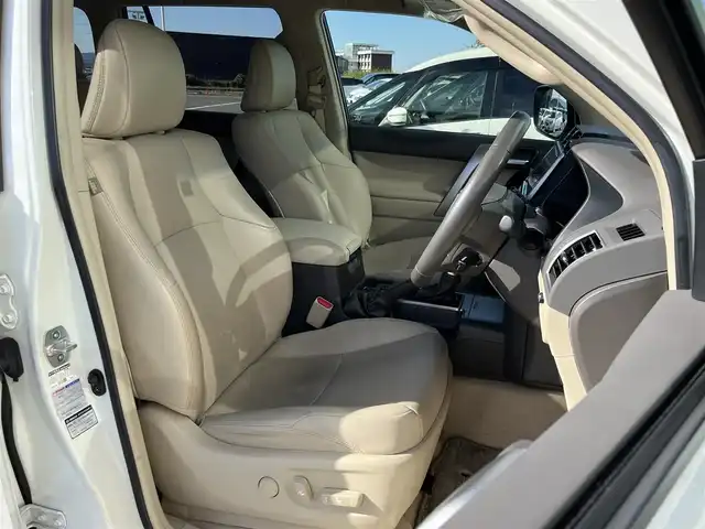 トヨタ ランドクルーザー プラド TX Lパッケージ 奈良県 2020(令2)年 2.4万km ホワイトパールクリスタルシャイン 純正９インチナビ（NSZT-Y68T）/（フルセグ／ＢＴ／ＣＤ／ＤＶＤ）/ベージュレザーシート/レーダークルーズコントロール/バックカメラ/プリクラッシュセーフティ/レーンキープアシスト/前席パワーシート/前席シートヒーター/エアーシート/LEDヘッドライト/ヘッドライトウォッシャー/ETC/純正17インチAW/保証書/取り扱い説明書/スペアキーX１