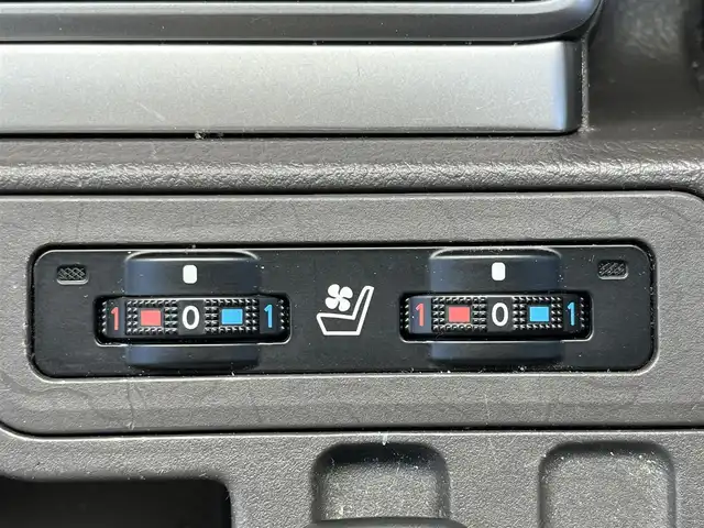 トヨタ ランドクルーザー プラド TX Lパッケージ 奈良県 2020(令2)年 2.4万km ホワイトパールクリスタルシャイン 純正９インチナビ（NSZT-Y68T）/（フルセグ／ＢＴ／ＣＤ／ＤＶＤ）/ベージュレザーシート/レーダークルーズコントロール/バックカメラ/プリクラッシュセーフティ/レーンキープアシスト/前席パワーシート/前席シートヒーター/エアーシート/LEDヘッドライト/ヘッドライトウォッシャー/ETC/純正17インチAW/保証書/取り扱い説明書/スペアキーX１