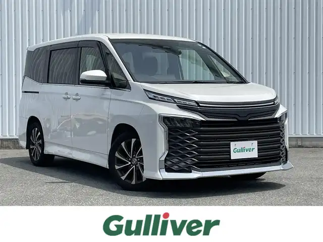 トヨタ ヴォクシー S－Z 福岡県 2023(令5)年 3.7万km ホワイトパールクリスタルシャイン トヨタセーフティセンス搭載/純正10.5インチディスプレイオーディオナビ/（BT/USB/HDMI/Miracast/FM/AM）/フルセグTV/バックカメラ/ビルトインETC2.0/ステアリングスイッチ/ドライブレコーダー前後/両側パワースライドドア/シートヒーター（D＋N）/ハーフレザシート/純正フロアマット/純正アルミホイール/ドアバイザー/プッシュスタート/スマートキー/取扱説明書