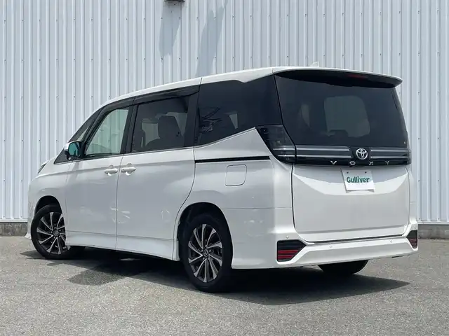 トヨタ ヴォクシー S－Z 福岡県 2023(令5)年 3.7万km ホワイトパールクリスタルシャイン トヨタセーフティセンス搭載/純正10.5インチディスプレイオーディオナビ/（BT/USB/HDMI/Miracast/FM/AM）/フルセグTV/バックカメラ/ビルトインETC2.0/ステアリングスイッチ/ドライブレコーダー前後/両側パワースライドドア/シートヒーター（D＋N）/ハーフレザシート/純正フロアマット/純正アルミホイール/ドアバイザー/プッシュスタート/スマートキー/取扱説明書