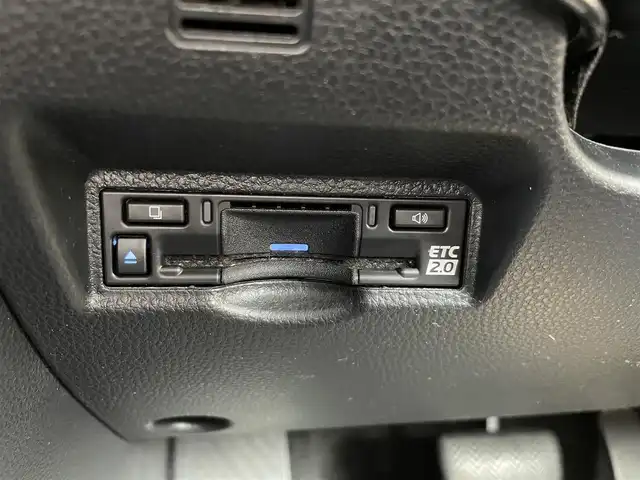 トヨタ ヴォクシー S－Z 福岡県 2023(令5)年 3.7万km ホワイトパールクリスタルシャイン トヨタセーフティセンス搭載/純正10.5インチディスプレイオーディオナビ/（BT/USB/HDMI/Miracast/FM/AM）/フルセグTV/バックカメラ/ビルトインETC2.0/ステアリングスイッチ/ドライブレコーダー前後/両側パワースライドドア/シートヒーター（D＋N）/ハーフレザシート/純正フロアマット/純正アルミホイール/ドアバイザー/プッシュスタート/スマートキー/取扱説明書