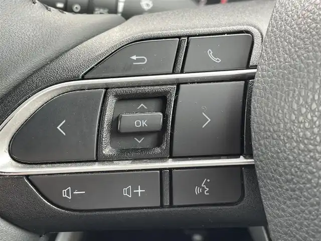 トヨタ ヴォクシー S－Z 福岡県 2023(令5)年 3.7万km ホワイトパールクリスタルシャイン トヨタセーフティセンス搭載/純正10.5インチディスプレイオーディオナビ/（BT/USB/HDMI/Miracast/FM/AM）/フルセグTV/バックカメラ/ビルトインETC2.0/ステアリングスイッチ/ドライブレコーダー前後/両側パワースライドドア/シートヒーター（D＋N）/ハーフレザシート/純正フロアマット/純正アルミホイール/ドアバイザー/プッシュスタート/スマートキー/取扱説明書