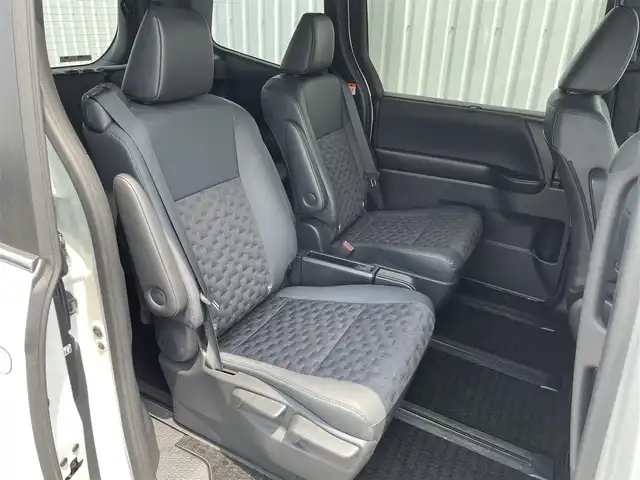 トヨタ ヴォクシー S－Z 福岡県 2023(令5)年 3.7万km ホワイトパールクリスタルシャイン トヨタセーフティセンス搭載/純正10.5インチディスプレイオーディオナビ/（BT/USB/HDMI/Miracast/FM/AM）/フルセグTV/バックカメラ/ビルトインETC2.0/ステアリングスイッチ/ドライブレコーダー前後/両側パワースライドドア/シートヒーター（D＋N）/ハーフレザシート/純正フロアマット/純正アルミホイール/ドアバイザー/プッシュスタート/スマートキー/取扱説明書
