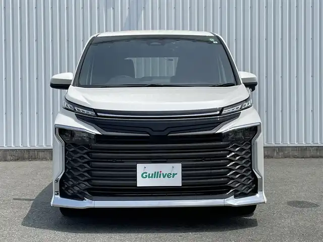 トヨタ ヴォクシー S－Z 福岡県 2023(令5)年 3.7万km ホワイトパールクリスタルシャイン トヨタセーフティセンス搭載/純正10.5インチディスプレイオーディオナビ/（BT/USB/HDMI/Miracast/FM/AM）/フルセグTV/バックカメラ/ビルトインETC2.0/ステアリングスイッチ/ドライブレコーダー前後/両側パワースライドドア/シートヒーター（D＋N）/ハーフレザシート/純正フロアマット/純正アルミホイール/ドアバイザー/プッシュスタート/スマートキー/取扱説明書