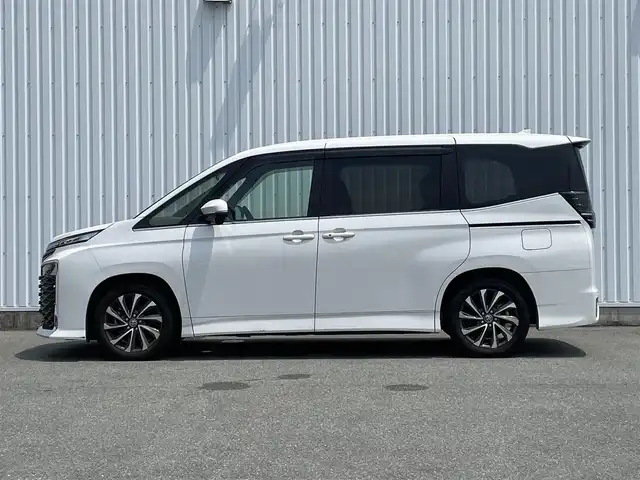 トヨタ ヴォクシー S－Z 福岡県 2023(令5)年 3.7万km ホワイトパールクリスタルシャイン トヨタセーフティセンス搭載/純正10.5インチディスプレイオーディオナビ/（BT/USB/HDMI/Miracast/FM/AM）/フルセグTV/バックカメラ/ビルトインETC2.0/ステアリングスイッチ/ドライブレコーダー前後/両側パワースライドドア/シートヒーター（D＋N）/ハーフレザシート/純正フロアマット/純正アルミホイール/ドアバイザー/プッシュスタート/スマートキー/取扱説明書