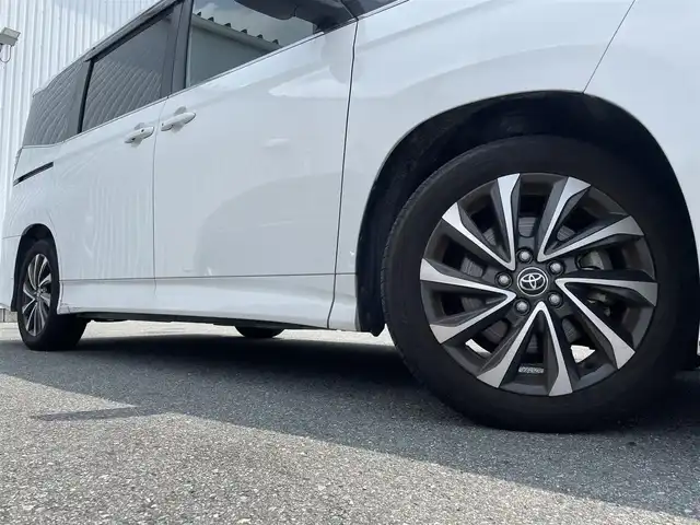 トヨタ ヴォクシー S－Z 福岡県 2023(令5)年 3.7万km ホワイトパールクリスタルシャイン トヨタセーフティセンス搭載/純正10.5インチディスプレイオーディオナビ/（BT/USB/HDMI/Miracast/FM/AM）/フルセグTV/バックカメラ/ビルトインETC2.0/ステアリングスイッチ/ドライブレコーダー前後/両側パワースライドドア/シートヒーター（D＋N）/ハーフレザシート/純正フロアマット/純正アルミホイール/ドアバイザー/プッシュスタート/スマートキー/取扱説明書