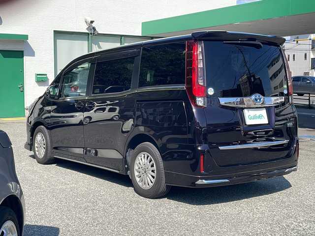 トヨタ ノア ハイブリッド G 大阪府 2016(平28)年 4万km ボルドーマイカメタリック ワンオーナー/純正メモリナビ/・AM/FM/CD/DVD/Bluetooth/・フルセグテレビ/ETC/ドライブレコーダー/クルーズコントロール/衝突軽減ブレーキ/レーンキープアシスト/横滑り防止装置/盗難防止装置/両側パワースライド/コーナーセンサー/シートヒーター（D席+N席）/LEDヘッドライト/オートマチックハイビーム/オートライト/オートエアコン/プッシュスタートボタン/スマートキー×2/ステアリングリモコン/革巻きステアリング/純正15インチアルミホイール/12V充電器/純正フロアマット/ドアバイザー/保証書/取扱説明書