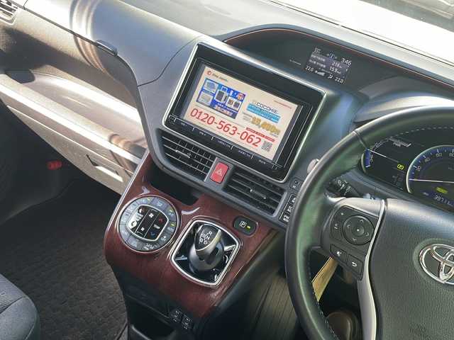 トヨタ ノア ハイブリッド G 大阪府 2016(平28)年 4万km ボルドーマイカメタリック ワンオーナー/純正メモリナビ/・AM/FM/CD/DVD/Bluetooth/・フルセグテレビ/ETC/ドライブレコーダー/クルーズコントロール/衝突軽減ブレーキ/レーンキープアシスト/横滑り防止装置/盗難防止装置/両側パワースライド/コーナーセンサー/シートヒーター（D席+N席）/LEDヘッドライト/オートマチックハイビーム/オートライト/オートエアコン/プッシュスタートボタン/スマートキー×2/ステアリングリモコン/革巻きステアリング/純正15インチアルミホイール/12V充電器/純正フロアマット/ドアバイザー/保証書/取扱説明書
