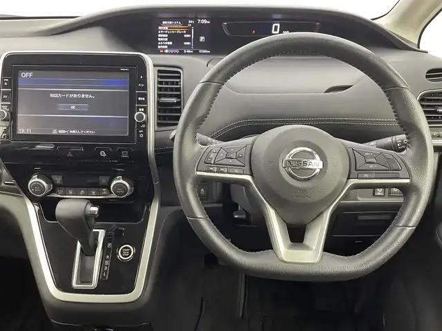 日産 セレナ ハイウェイスター Vセレクション 岡山県 2017(平29)年 6.8万km ブリリアントホワイトパール 純正9インチナビ　MM517D-L/地デジ/BT/CD/DVD/AUX/純正フリップダウンモニター/パーキングアシスト /両側パワースライドドア/エマージェンシーブレーキ/純正ドラレコ /ビルトインETC/オートライト /LEDヘッドライト/コーナーセンサー/プッシュスタート /スマートキー/リアサンシェード/クルーズコントロール/純正16インチアルミホイール