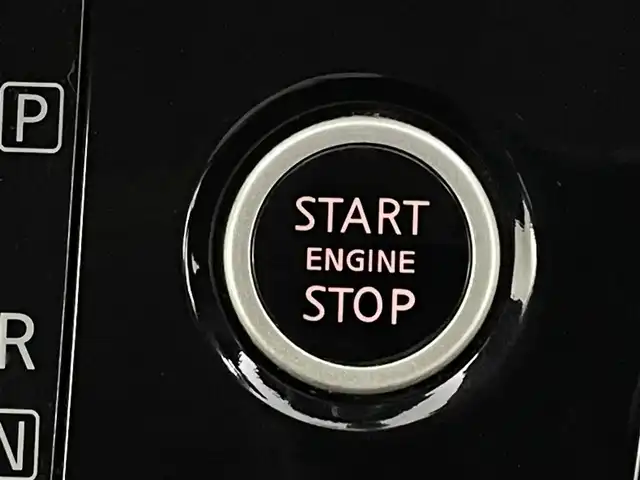 日産 セレナ ハイウェイスター Vセレクション 岡山県 2017(平29)年 6.8万km ブリリアントホワイトパール 純正9インチナビ　MM517D-L/地デジ/BT/CD/DVD/AUX/純正フリップダウンモニター/パーキングアシスト /両側パワースライドドア/エマージェンシーブレーキ/純正ドラレコ /ビルトインETC/オートライト /LEDヘッドライト/コーナーセンサー/プッシュスタート /スマートキー/リアサンシェード/クルーズコントロール/純正16インチアルミホイール