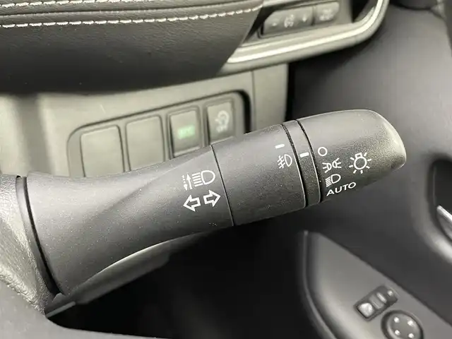 日産 セレナ ハイウェイスター Vセレクション 岡山県 2017(平29)年 6.8万km ブリリアントホワイトパール 純正9インチナビ　MM517D-L/地デジ/BT/CD/DVD/AUX/純正フリップダウンモニター/パーキングアシスト /両側パワースライドドア/エマージェンシーブレーキ/純正ドラレコ /ビルトインETC/オートライト /LEDヘッドライト/コーナーセンサー/プッシュスタート /スマートキー/リアサンシェード/クルーズコントロール/純正16インチアルミホイール