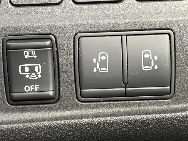 日産 セレナ ハイウェイスター Vセレクション 岡山県 2017(平29)年 6.8万km ブリリアントホワイトパール 純正9インチナビ　MM517D-L/地デジ/BT/CD/DVD/AUX/純正フリップダウンモニター/パーキングアシスト /両側パワースライドドア/エマージェンシーブレーキ/純正ドラレコ /ビルトインETC/オートライト /LEDヘッドライト/コーナーセンサー/プッシュスタート /スマートキー/リアサンシェード/クルーズコントロール/純正16インチアルミホイール