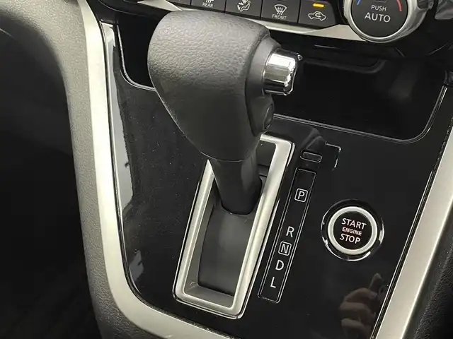 日産 セレナ ハイウェイスター Vセレクション 岡山県 2017(平29)年 6.8万km ブリリアントホワイトパール 純正9インチナビ　MM517D-L/地デジ/BT/CD/DVD/AUX/純正フリップダウンモニター/パーキングアシスト /両側パワースライドドア/エマージェンシーブレーキ/純正ドラレコ /ビルトインETC/オートライト /LEDヘッドライト/コーナーセンサー/プッシュスタート /スマートキー/リアサンシェード/クルーズコントロール/純正16インチアルミホイール