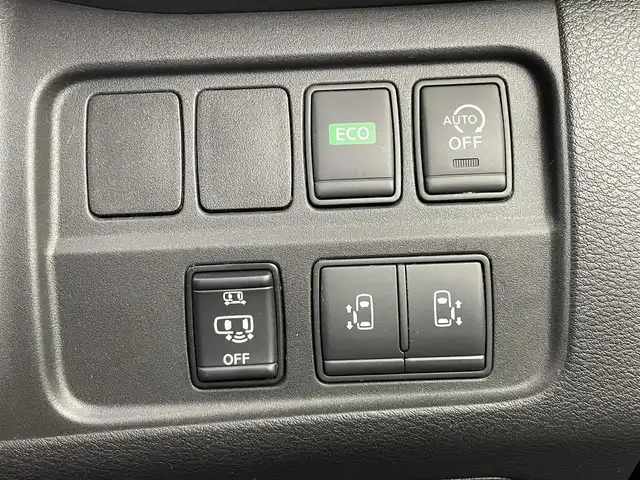 日産 セレナ ハイウェイスター Vセレクション 岡山県 2017(平29)年 6.8万km ブリリアントホワイトパール 純正9インチナビ　MM517D-L/地デジ/BT/CD/DVD/AUX/純正フリップダウンモニター/パーキングアシスト /両側パワースライドドア/エマージェンシーブレーキ/純正ドラレコ /ビルトインETC/オートライト /LEDヘッドライト/コーナーセンサー/プッシュスタート /スマートキー/リアサンシェード/クルーズコントロール/純正16インチアルミホイール